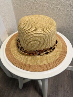 Leopard Band Straw Sun Hat With Wide Brim & Two-Tone Design - One Size Fits All